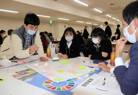 地域課題の解決に向け、グループに分かれて話し合う参加者＝姫路市本町、ビズスペース姫路