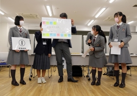 I班が「産業振興」のアイデアを発表