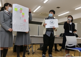 H班が「産業振興」のアイデアを発表