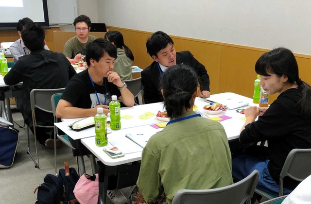 ８月の本番を前に模擬討議に取り組む参加者たち＝姫路市本町の「イーグレひめじ」