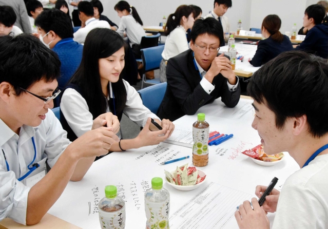 若者の理想の生活スタイルについて意見を交わす参加者＝姫路市南駅前町