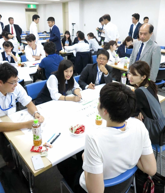 高校生・大学生・社会人２５人が５班に分かれて活発な意見交換を行った