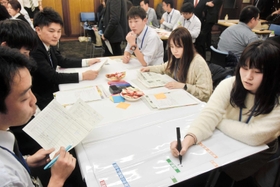農業や観光などテーマごとに意見を交わす出席者ら＝姫路市南駅前町