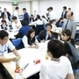 高校生・大学生・社会人２５人が５班に分かれて活発な意見交換を行った