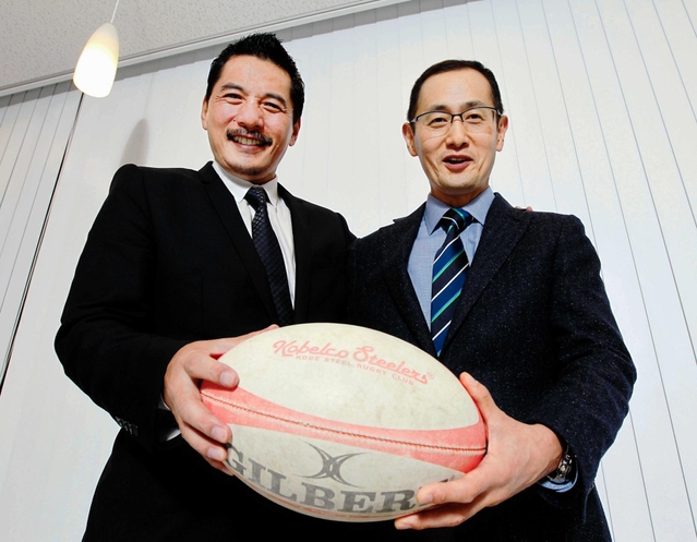 ノーベル医学生理学賞の山中伸弥・京都大ｉＰＳ細胞研究所長との対談後、ラグビーボールを手に笑顔を見せる平尾誠二さん（左）＝２０１３年１１月、京都市内