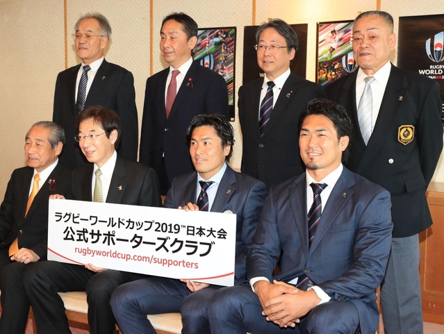 ２０１９年のラグビーＷ杯をＰＲする大畑大介さん（前列右から２人目）と神戸製鋼の伊藤鐘史選手（前列右）＝２４日午後、神戸市役所（撮影・大森　武）