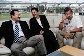 ラグビーに対する愛情と経験を生かした活動の展望について語る左から林さん、平尾さん、大八木さん＝神戸市東灘区