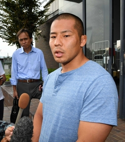 平尾誠二さん死去の一報にふれ、報道陣の質問に答える神戸製鋼の橋本大輝主将＝２０日午後、神戸市東灘区御影浜町（撮影・笠原次郎）