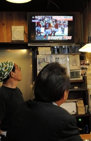 平尾誠二さんが度々姿を見せた飲食店では、常連客らが訃報のニュースを感慨深げに眺めていた＝２０日夕、神戸市灘区岩屋中町