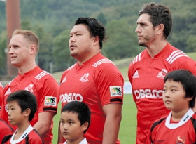ユニホームの左腕部分に喪章を着けて試合に臨む山下裕（中央）ら神戸製鋼の選手たち＝２２日午後、三重県鈴鹿市の三重交通Ｇスポーツの杜鈴鹿