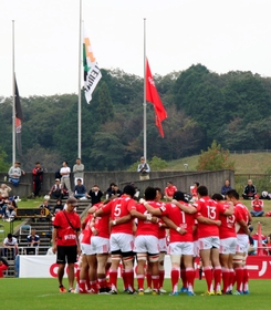 会場には半旗が掲げられ、試合前には神戸製鋼の選手たちが円陣を組んだ＝２２日午後、三重県鈴鹿市の三重交通Ｇスポーツの杜鈴鹿