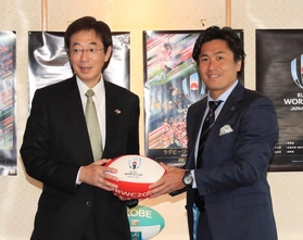 神戸市の久元喜造市長（左）との記念撮影に応じ、２０１９年ラグビーＷ杯をＰＲする大畑大介さん＝２４日午後、神戸市中央区、神戸市役所（撮影・大森　武）