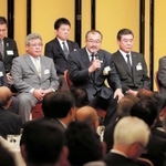 ３３年前のジャパンの仲間とともにラグビーの魅力を語る林敏之・ヒーローズ会長（前列中央）＝２０日夜、大阪市北区（撮影・大山伸一郎）