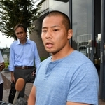平尾誠二さん死去の一報にふれ、報道陣の質問に答える神戸製鋼の橋本大輝主将＝２０日午後、神戸市東灘区御影浜町（撮影・笠原次郎）