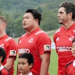 ユニホームの左腕部分に喪章を着けて試合に臨む山下裕（中央）ら神戸製鋼の選手たち＝２２日午後、三重県鈴鹿市の三重交通Ｇスポーツの杜鈴鹿