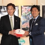 神戸市の久元喜造市長（左）との記念撮影に応じ、２０１９年ラグビーＷ杯をＰＲする大畑大介さん＝２４日午後、神戸市中央区、神戸市役所（撮影・大森　武）