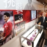 現役時代の雄姿など平尾誠二さんゆかりの品々が並ぶ展示コーナーに見入る式典出席者＝１０日午前、神戸市中央区港島中町６（撮影・大森　武）