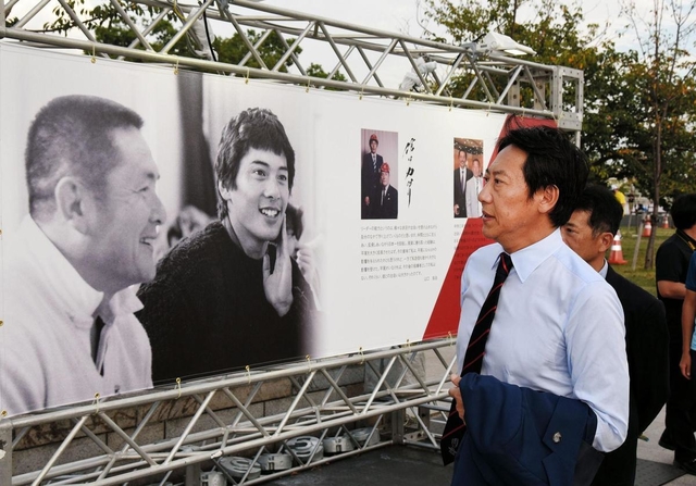 「平尾誠二フィールド」を視察する鈴木大地スポーツ庁長官＝神戸市中央区波止場町