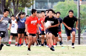 「ジャパンのようにトライ」。逆転勝利の余韻冷めやらず、練習に励む中学生たち＝２１日午前、神戸市東灘区向洋町中３（撮影・大山伸一郎）