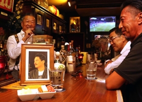平尾誠二さんの写真の前に出されたハイボール＝神戸市中央区下山手通２