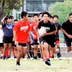 「ジャパンのようにトライ」。逆転勝利の余韻冷めやらず、練習に励む中学生たち＝２１日午前、神戸市東灘区向洋町中３（撮影・大山伸一郎）