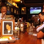 平尾誠二さんの写真の前に出されたハイボール＝神戸市中央区下山手通２