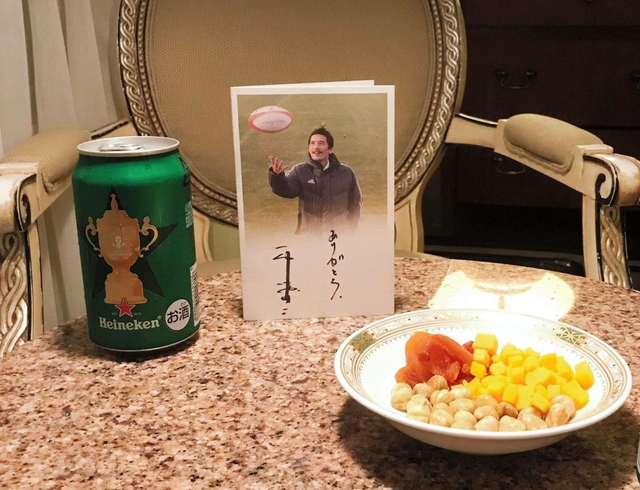 スコットランド戦後、藪木さんは平尾さんの写真を前に祝杯を上げた（藪木宏之さん提供）