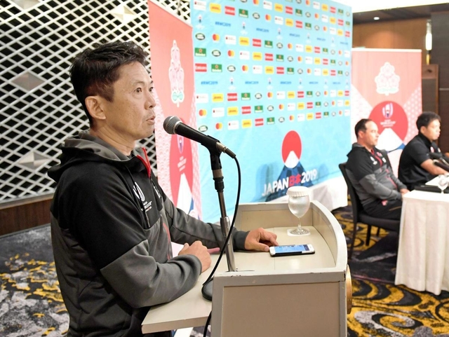日本代表の記者会見で司会を務める藪木宏之さん＝東京都内（撮影・棚橋慶太）