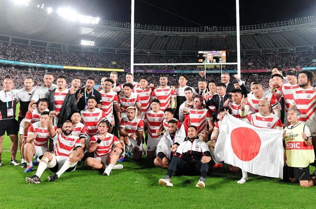 試合終了後、晴れやかな表情で記念撮影する日本代表＝２０日夜、東京都調布市、味の素スタジアム（撮影・中西幸大）