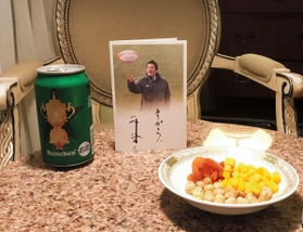 スコットランド戦後、藪木さんは平尾さんの写真を前に祝杯を上げた（藪木宏之さん提供）