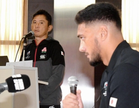 ラファエレ・ティモシー（右）会見を円滑に進める藪木宏之さん＝都内（撮影・棚橋慶太）
