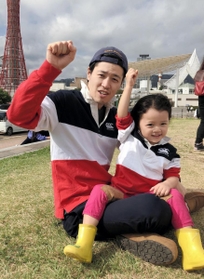 現在もラグビーを続ける大江俊さん（左）と３歳の長女月ちゃん（本人提供）