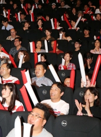日本選手の健闘をたたえるパブリックビューイングのファンたち＝２０日夜、神戸市中央区、ＯＳシネマズ神戸ハーバーランド（撮影・辰巳直之）