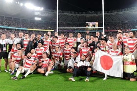 試合終了後、晴れやかな表情で記念撮影する日本代表＝２０日夜、東京都調布市、味の素スタジアム（撮影・中西幸大）
