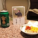 スコットランド戦後、藪木さんは平尾さんの写真を前に祝杯を上げた（藪木宏之さん提供）
