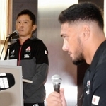 ラファエレ・ティモシー（右）会見を円滑に進める藪木宏之さん＝都内（撮影・棚橋慶太）