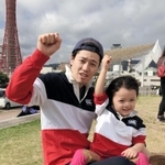 現在もラグビーを続ける大江俊さん（左）と３歳の長女月ちゃん（本人提供）