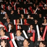 日本選手の健闘をたたえるパブリックビューイングのファンたち＝２０日夜、神戸市中央区、ＯＳシネマズ神戸ハーバーランド（撮影・辰巳直之）