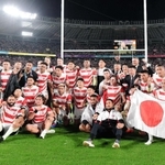 試合終了後、晴れやかな表情で記念撮影する日本代表＝２０日夜、東京都調布市、味の素スタジアム（撮影・中西幸大）