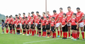 試合前、黙とうをささげる神戸製鋼フィフティーン＝２２日午後、三重県鈴鹿市の三重交通Ｇスポーツの杜鈴鹿