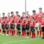 試合前、黙とうをささげる神戸製鋼フィフティーン＝２２日午後、三重県鈴鹿市の三重交通Ｇスポーツの杜鈴鹿