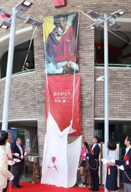 「ミスターラグビー」と称された平尾誠二さん。現役時代の姿を切り取った写真バナーが掲げられた＝２６日午前、神戸市中央区波止場町（撮影・吉田敦史）