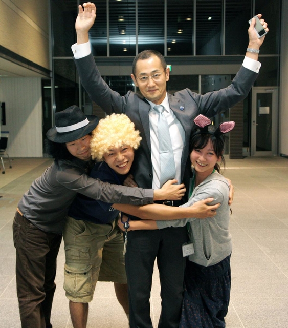 ノーベル医学生理学賞に決まり、研究室の研究員や学生たちと喜びを分かち合う山中伸弥教授＝９日未明、京都市左京区の京都大ｉＰＳ細胞研究所（京大提供）