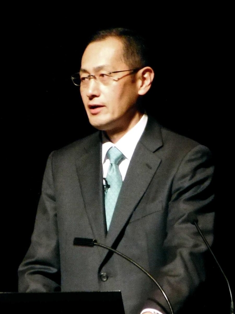 講演する山中伸弥所長＝県立芸術文化センター