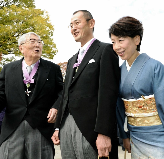 文化勲章の親授式を終え、笑顔を見せる山田康之さん（左）と山中伸弥、知佳さん夫妻＝２０１２年