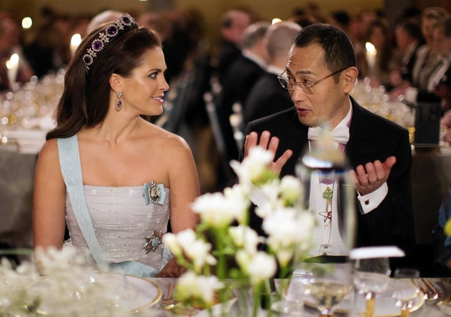 ノーベル賞授賞式の晩さん会で、スウェーデンのマデレーン王女と話す＝２０１２年