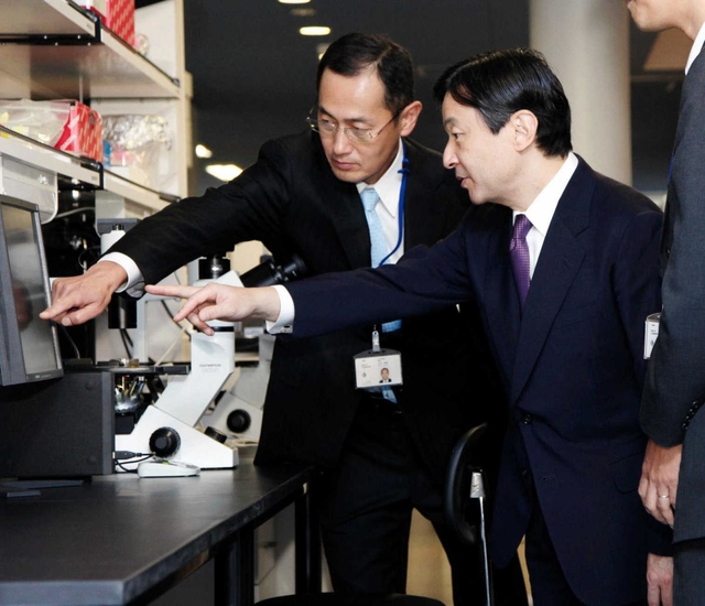 ｉＰＳ細胞研究所を訪問された皇太子さまに説明＝２０１１年