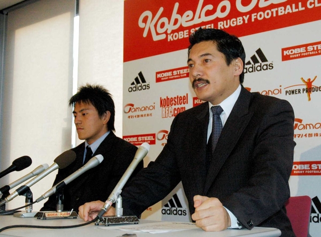 神戸製鋼ラグビー部総監督に就任、左は後藤翔太新主将＝２００７年