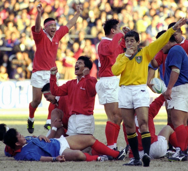 ７連覇を達成し喜ぶ（中央）＝１９９５年