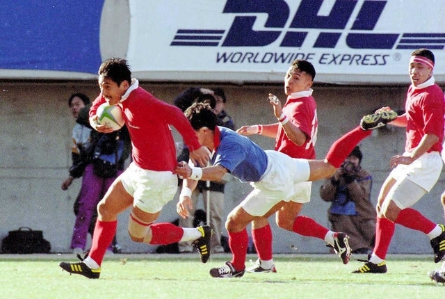 ７連覇を果たした全国社会人大会決勝（左）＝１９９５年